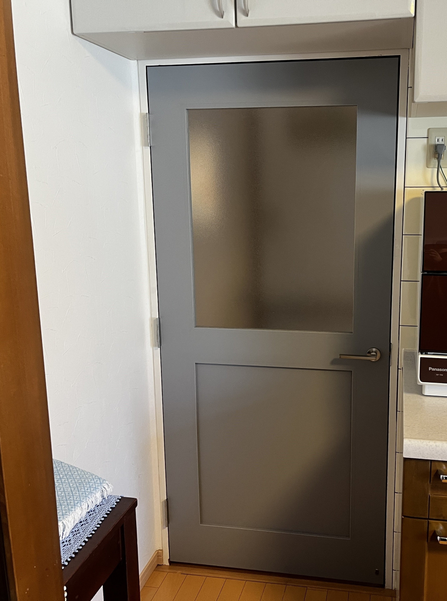 三喜の廊下の木製ドアをオシャレにリニューアル✨の施工後の写真1