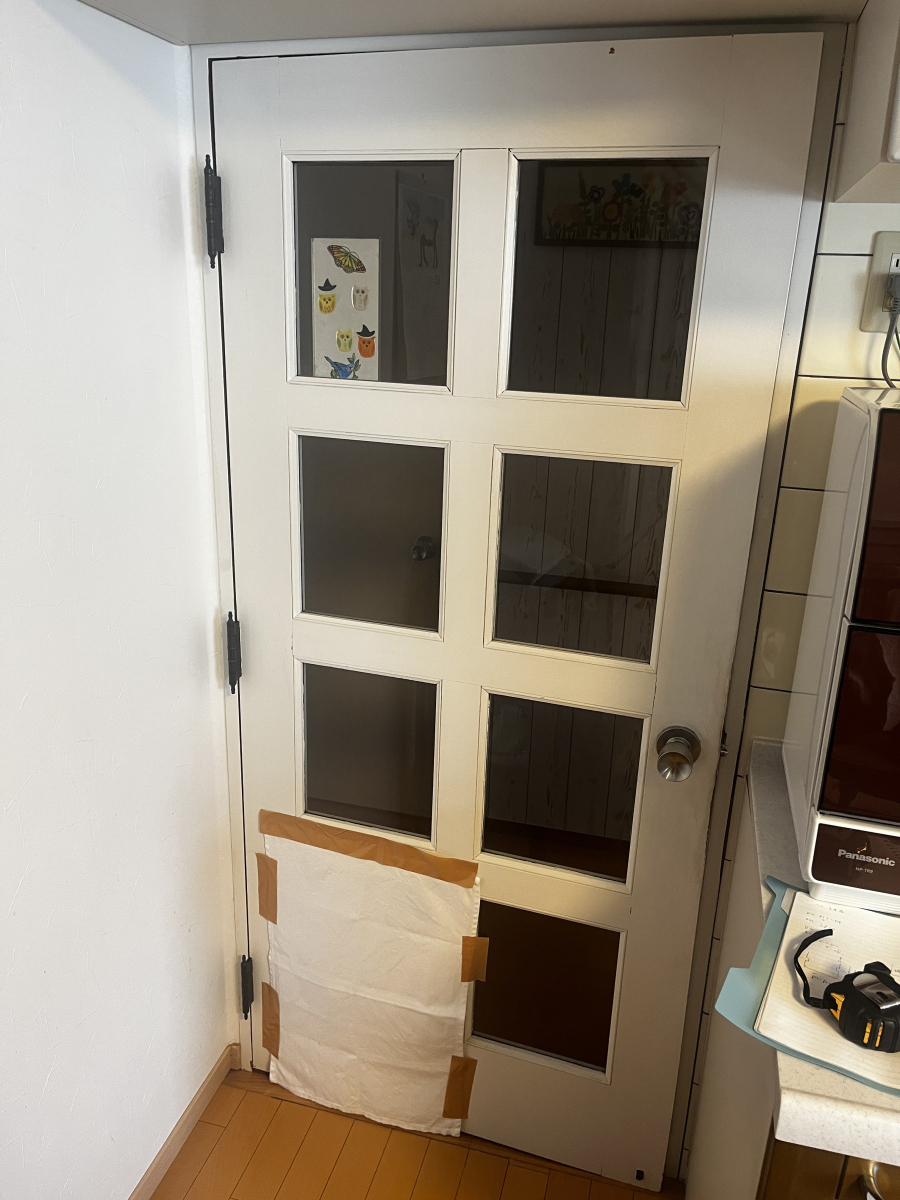 三喜の廊下の木製ドアをオシャレにリニューアル✨の施工前の写真1