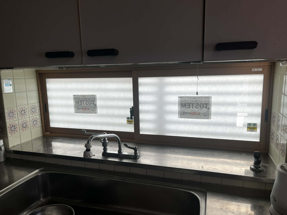 三喜のタイル張りのキッチンも工事可能！　内窓リフォームの施工後の写真1