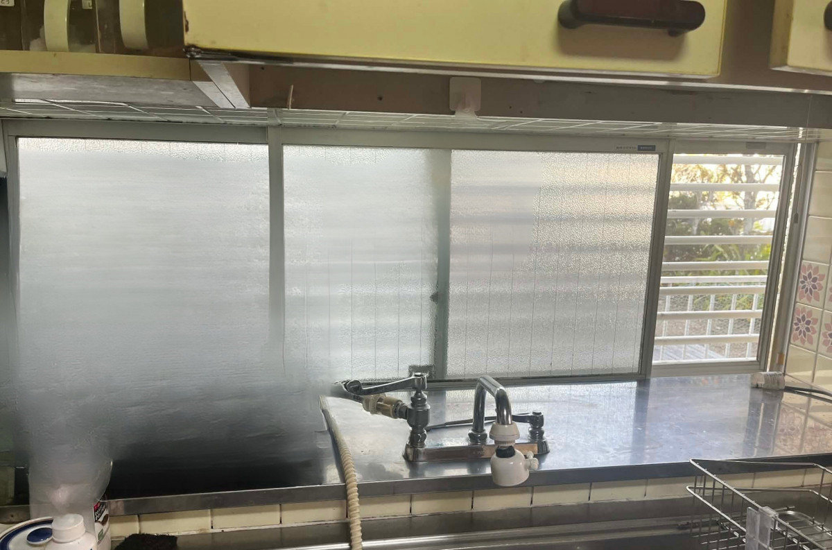 三喜のタイル張りのキッチンも工事可能！　内窓リフォームの施工前の写真1