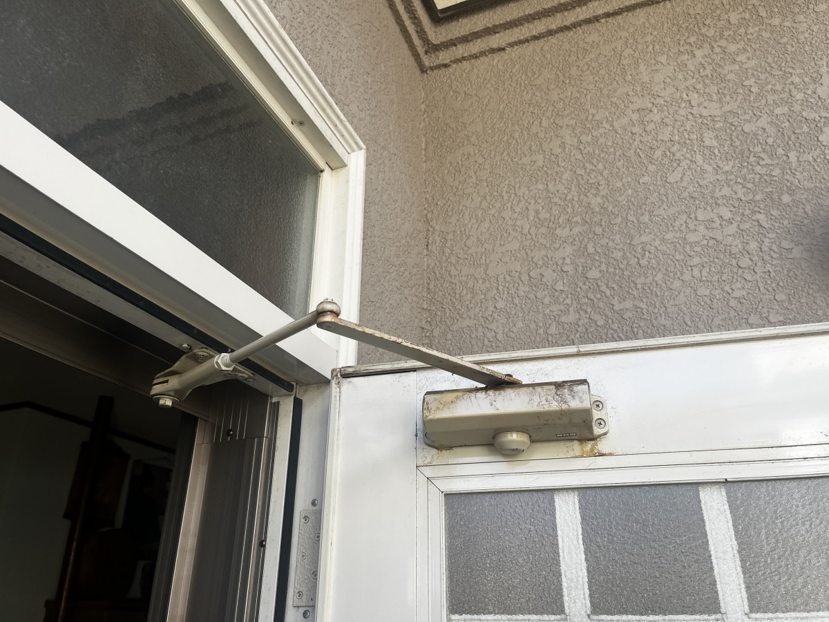 三喜のバタンッ！と閉まる危険なドア、修理で安心快適に🎵の施工前の写真1