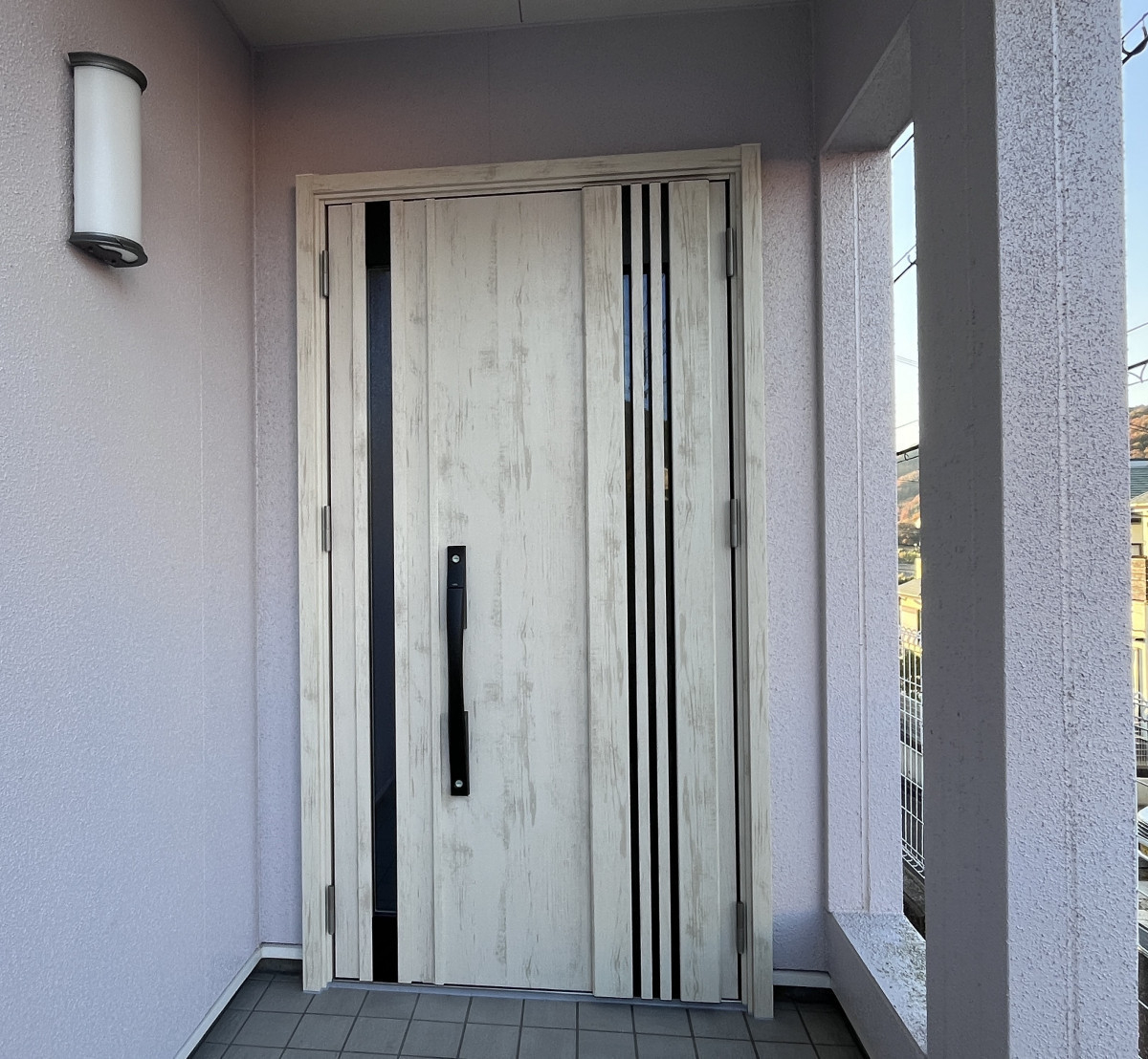 三喜のカバー工法でリフレッシュ！窓と一緒に安全快適なドアにの施工後の写真1