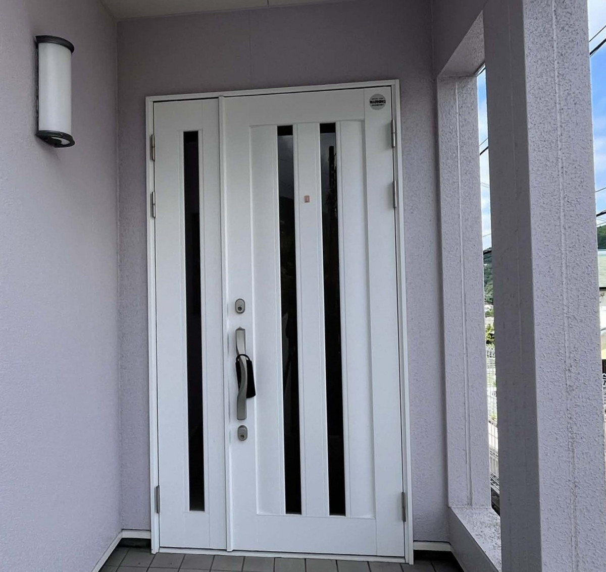 三喜のカバー工法でリフレッシュ！窓と一緒に安全快適なドアにの施工前の写真1