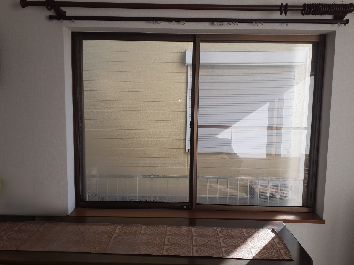 三喜のリプラスで快適な窓辺に！寒さと結露の克服の施工前の写真1