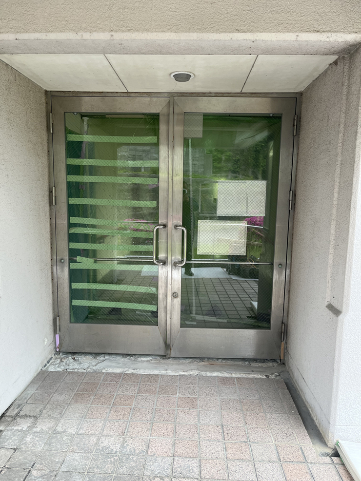 小倉トーヨー住器の【施工例】ステンレスドア取り替え工事【店舗にも】の施工前の写真1