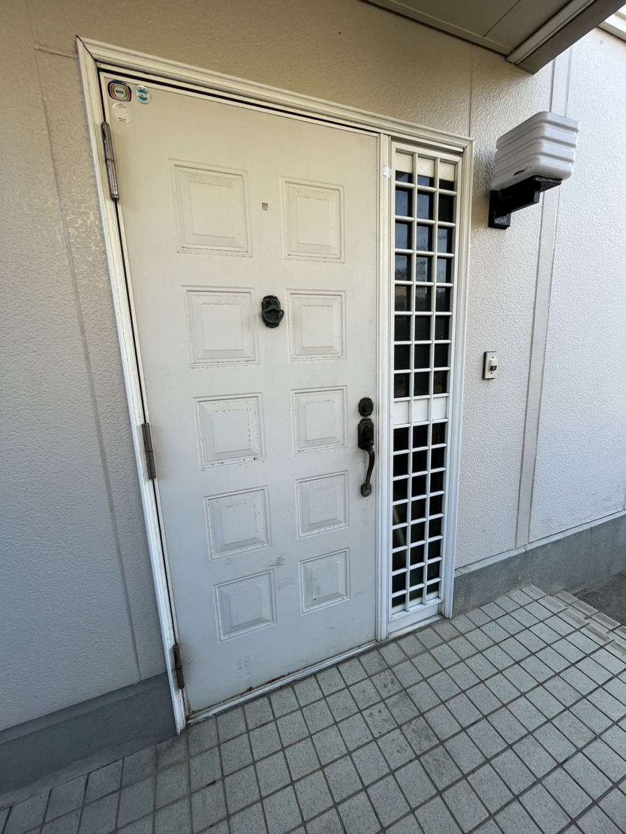 小倉トーヨー住器の【施工例】玄関ドア取り替え工事【わずか1日】の施工前の写真1