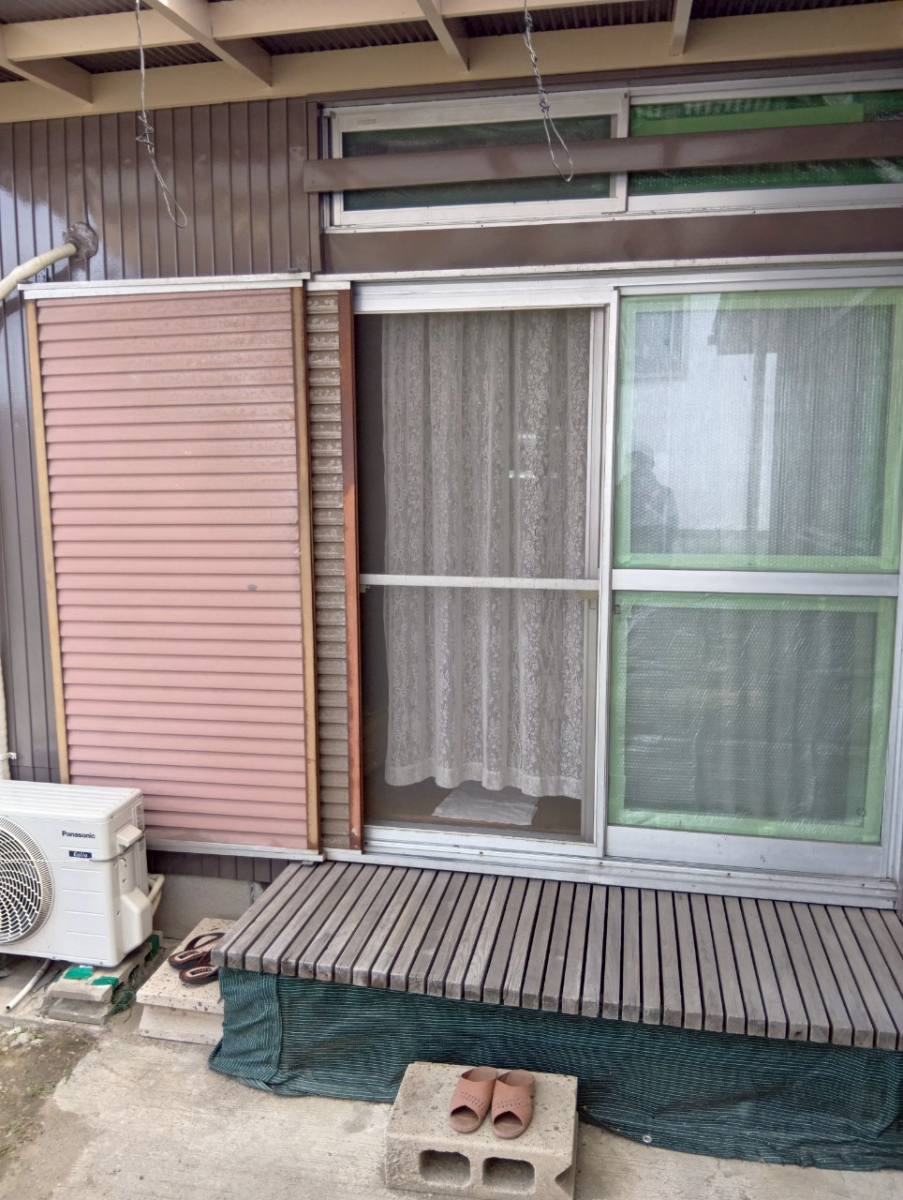 小倉トーヨー住器の【施工例】雨戸パネル取替工事【台風対策にも】の施工前の写真1