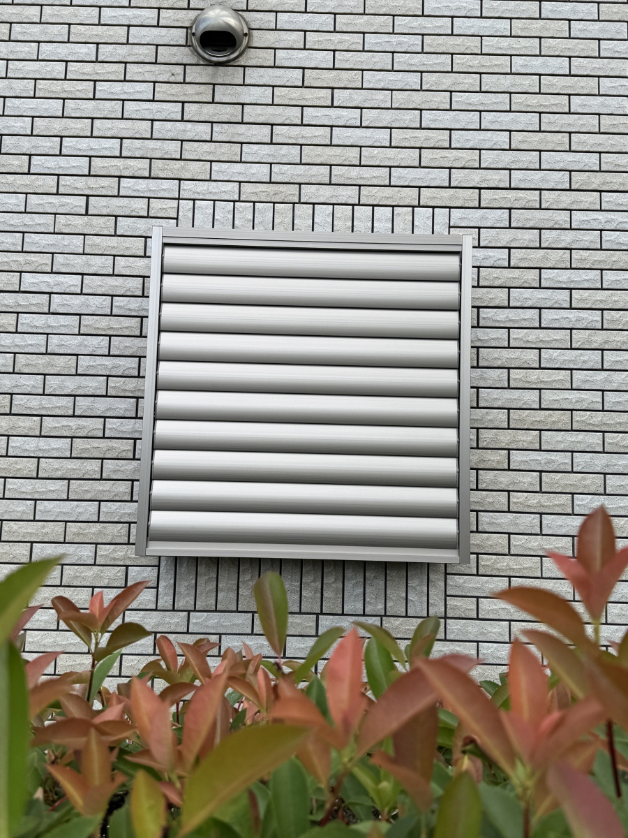 小倉トーヨー住器の【施工例】目隠し可動ルーバー取付工事【防犯】の施工後の写真1