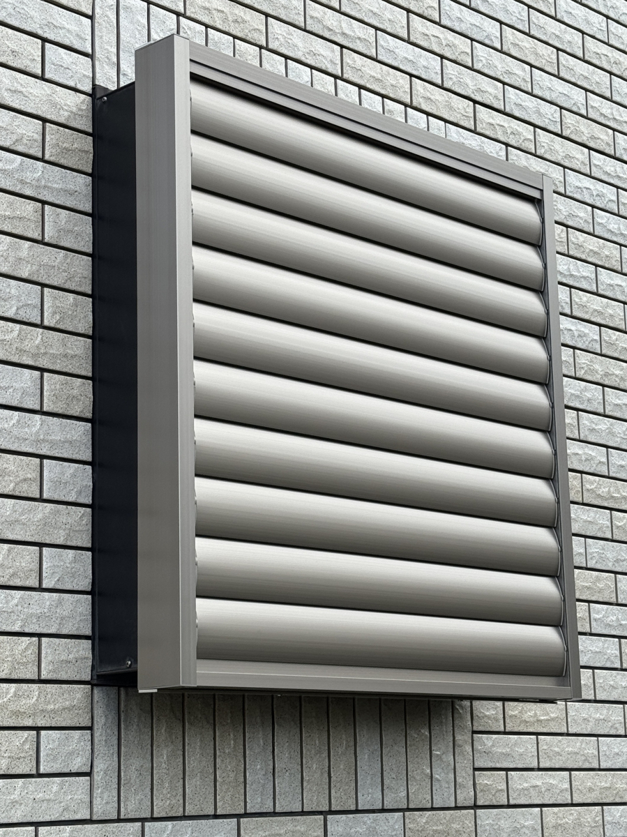 小倉トーヨー住器の【施工例】目隠し可動ルーバー取付工事【防犯】の施工後の写真2