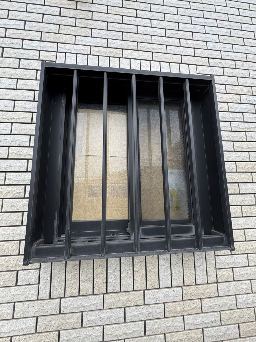 小倉トーヨー住器の【施工例】目隠し可動ルーバー取付工事【防犯】の施工前の写真1