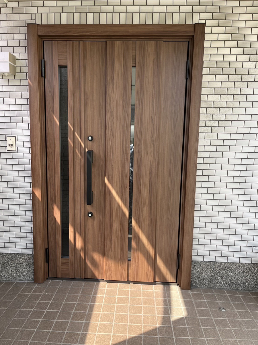 小倉トーヨー住器の【施工例】玄関ドア取替え工事【1日リフォーム】の施工後の写真1