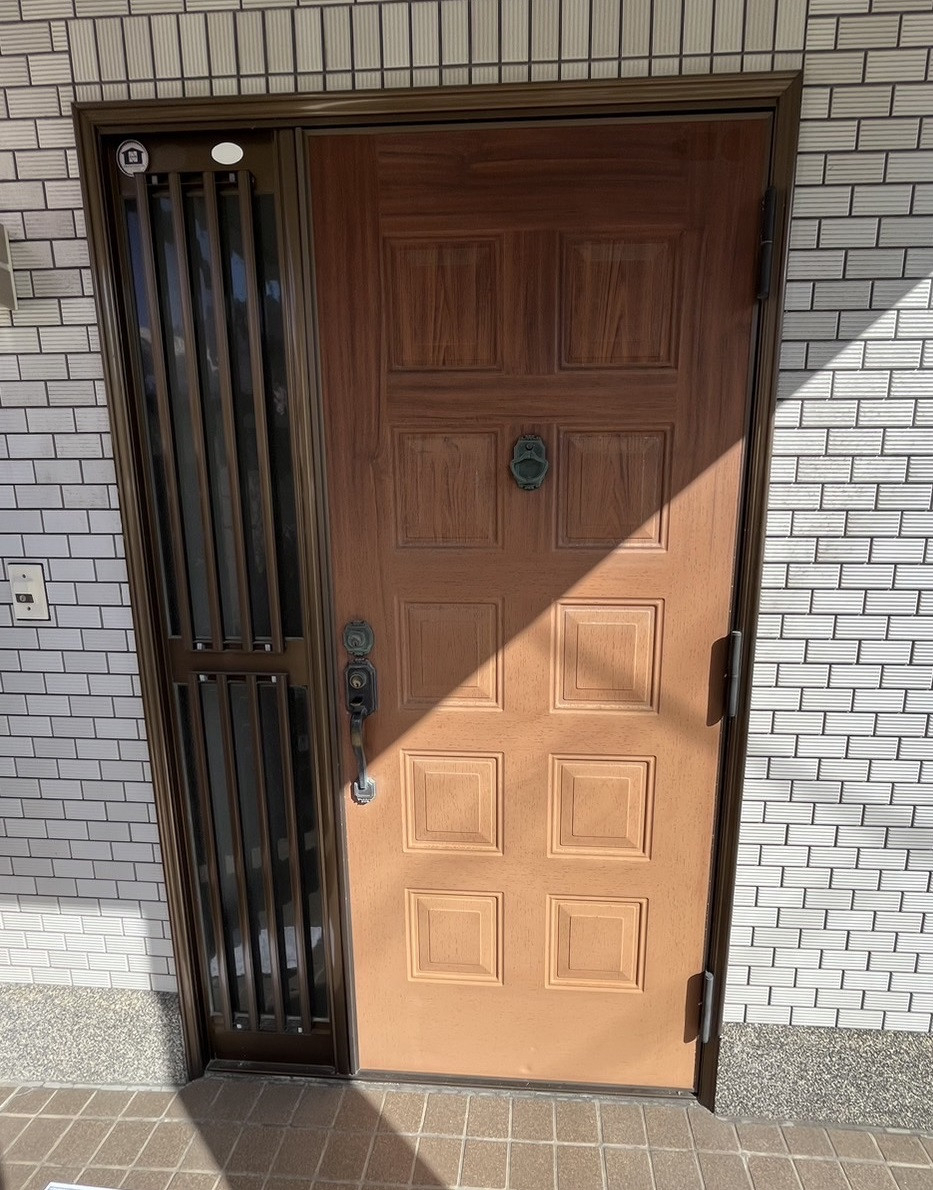 小倉トーヨー住器の【施工例】玄関ドア取替え工事【1日リフォーム】の施工前の写真1