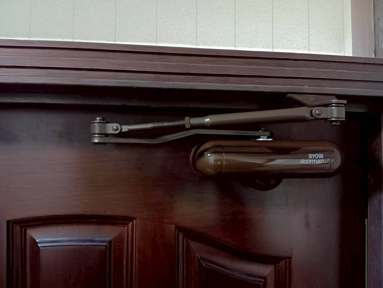 小倉トーヨー住器の【施工例】ドアクローザー交換工事【おうちのお困りごと】の施工後の写真1