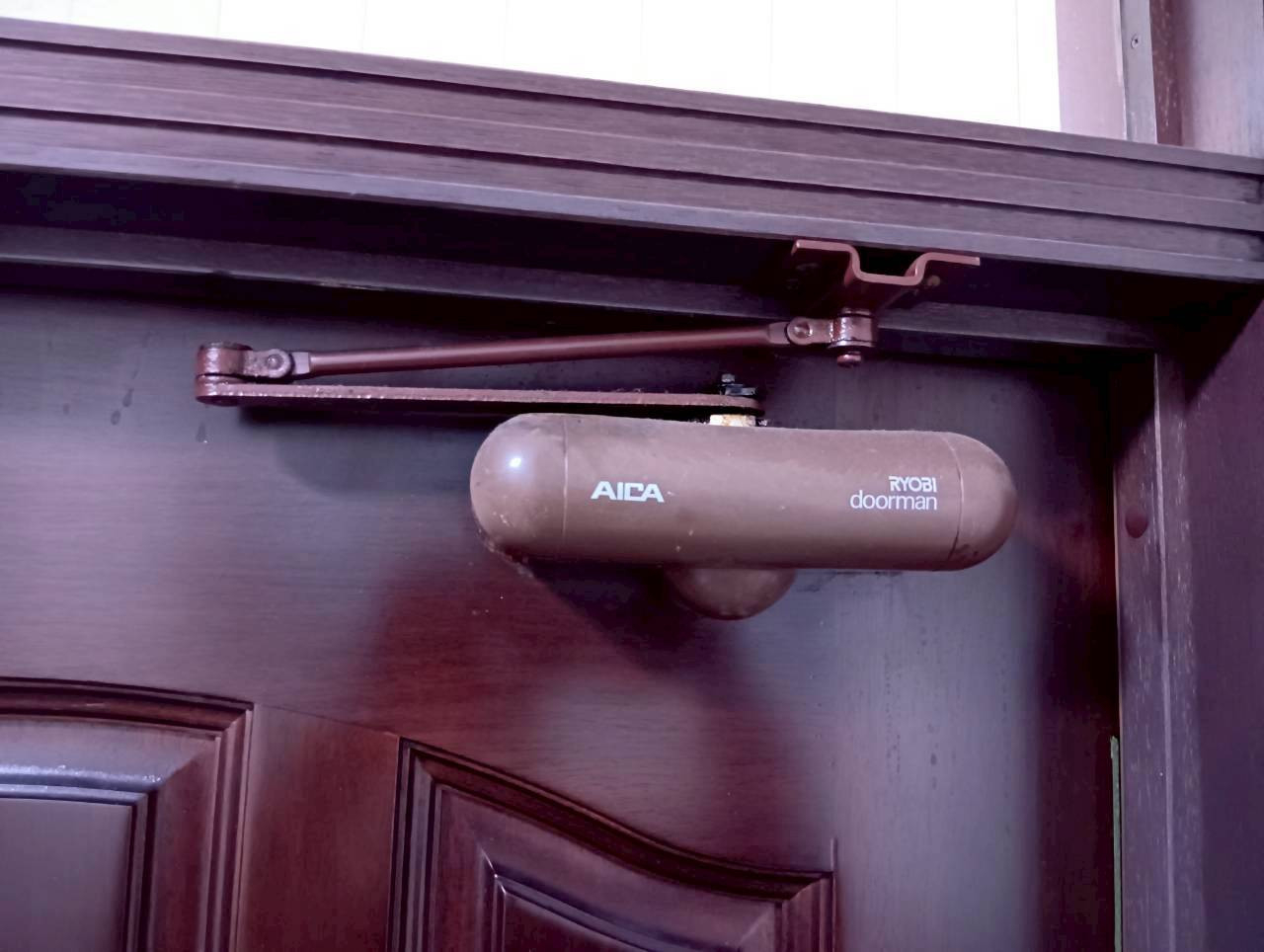 小倉トーヨー住器の【施工例】ドアクローザー交換工事【おうちのお困りごと】の施工前の写真1