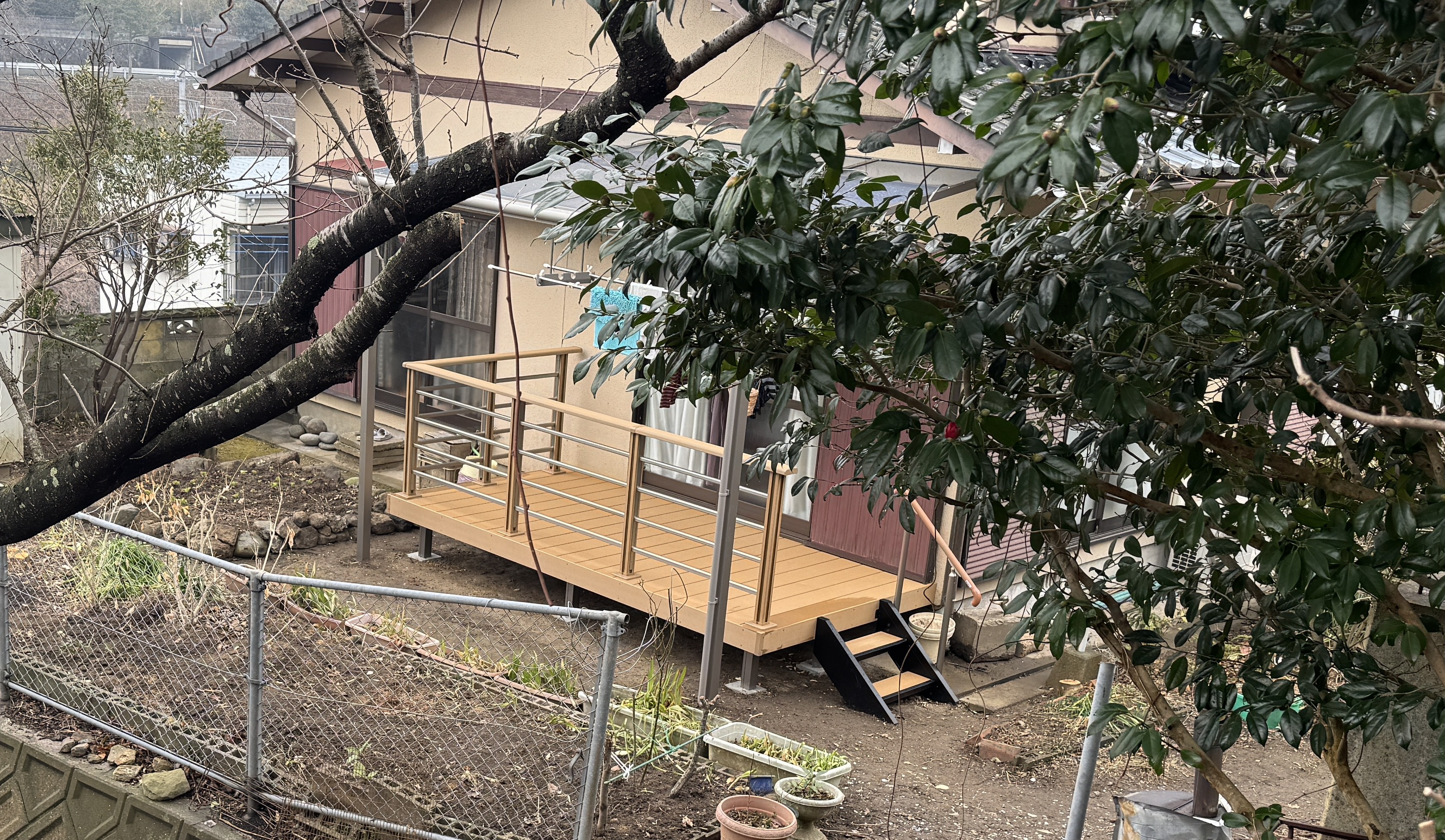 小倉トーヨー住器の【施工例】テラスデッキ+テラス屋根設置工事【エクステリア】の施工後の写真1