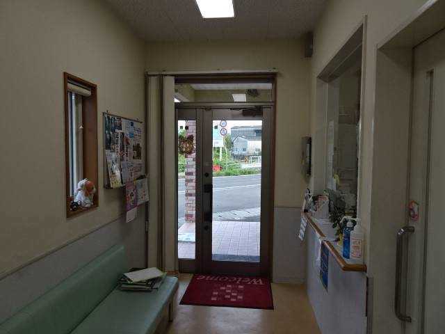 みとよの動物病院さんの入口のロールカーテンを替えました。の施工前の写真1