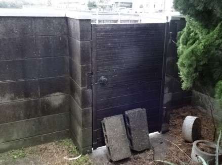 みとよの外構アルミ門扉取替工事の施工前の写真1