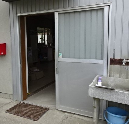 みとよのレールのない所へ網戸設置の施工前の写真1
