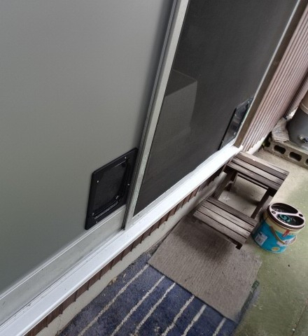 みとよの網戸にペットドアの施工後の写真1