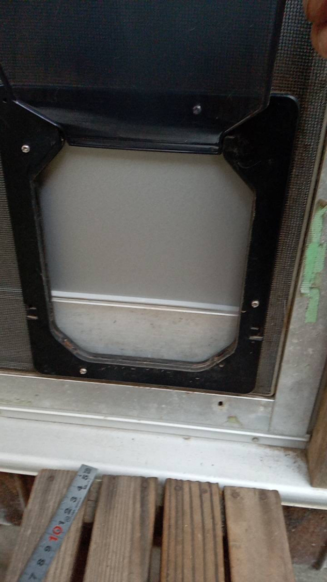 みとよの網戸にペットドアの施工前の写真1