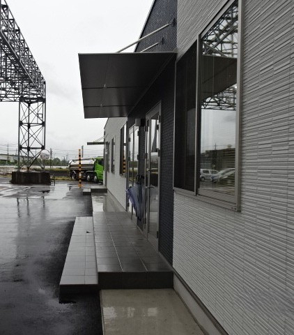 みとよの日射遮蔽庇　取付工事の施工後の写真2