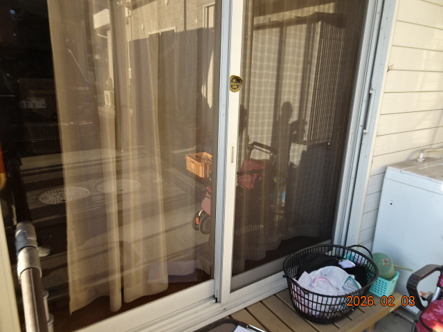 みとよのアルミサッシに錠取付工事の施工前の写真2