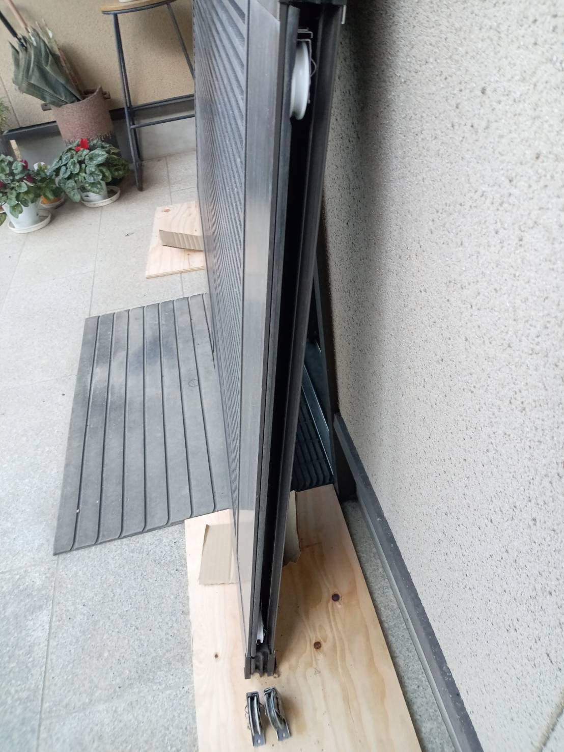 みとよの玄関引戸戸車交換の施工後の写真1