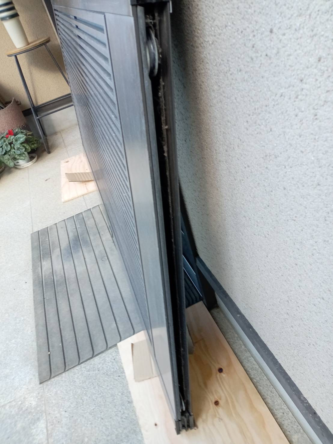 みとよの玄関引戸戸車交換の施工前の写真1