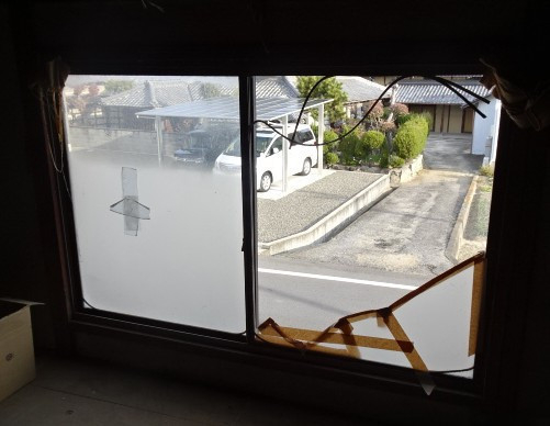 みとよの窓ガラス割れ替えの施工前の写真1