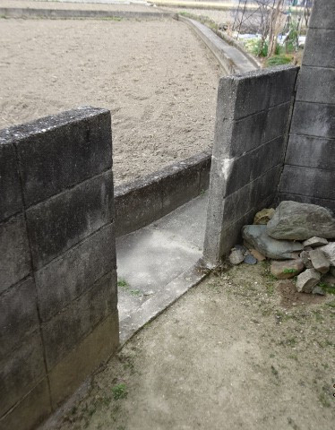 みとよの【愛媛県四国中央市】ブロックアルミ門扉の施工前の写真1