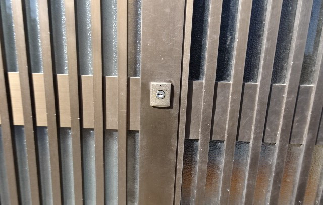 みとよの【香川県善通寺市】玄関引戸修理の施工前の写真1