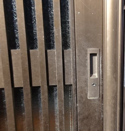 みとよの【香川県善通寺市】玄関引戸修理の施工前の写真2