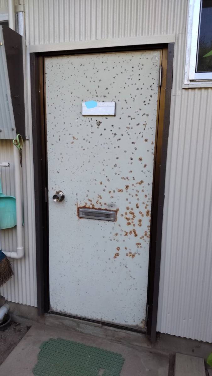 腐食による汚れアパート玄関ドアの交換 フラッシュドア １dayリフォーム 新潟市 施工事例 ヤマセイ マド本舗