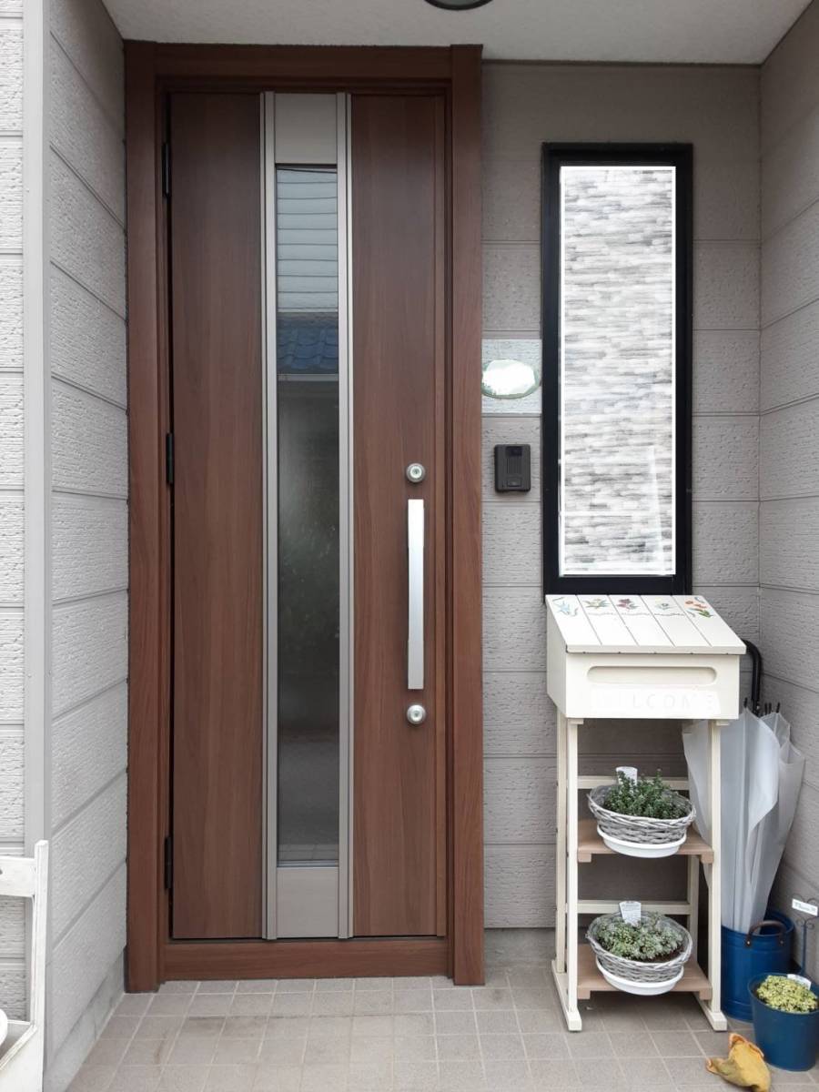 ヤマセイのアルミ製の玄関ドアを木目調の玄関ドアに交換/１DAYリフォーム/新潟市の施工後の写真1