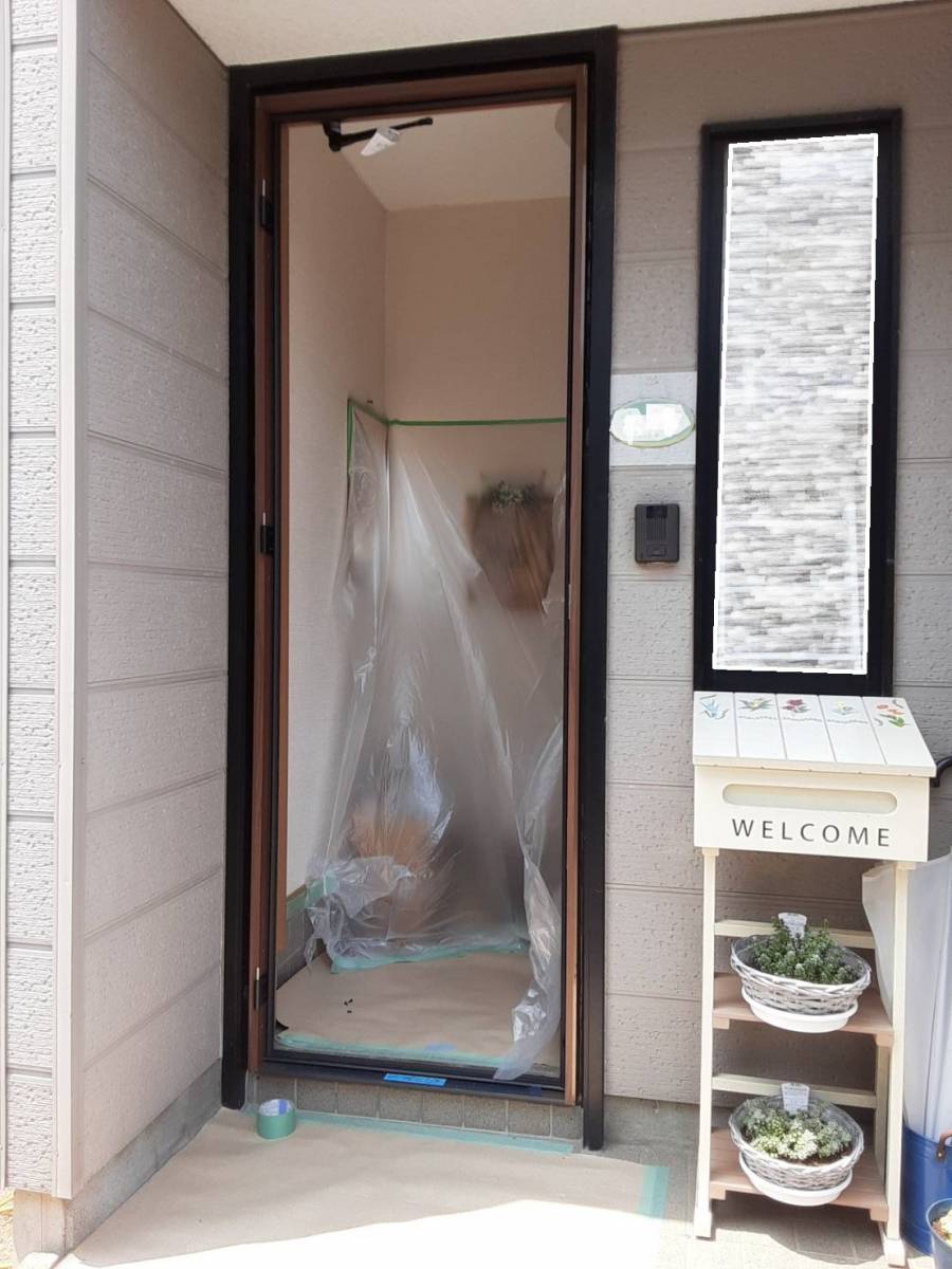 ヤマセイのアルミ製の玄関ドアを木目調の玄関ドアに交換/１DAYリフォーム/新潟市の施工後の写真2