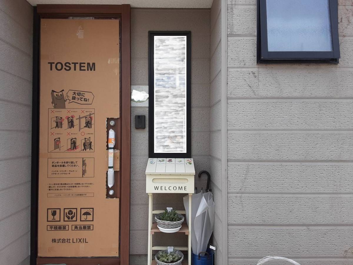 ヤマセイのアルミ製の玄関ドアを木目調の玄関ドアに交換/１DAYリフォーム/新潟市の施工後の写真3