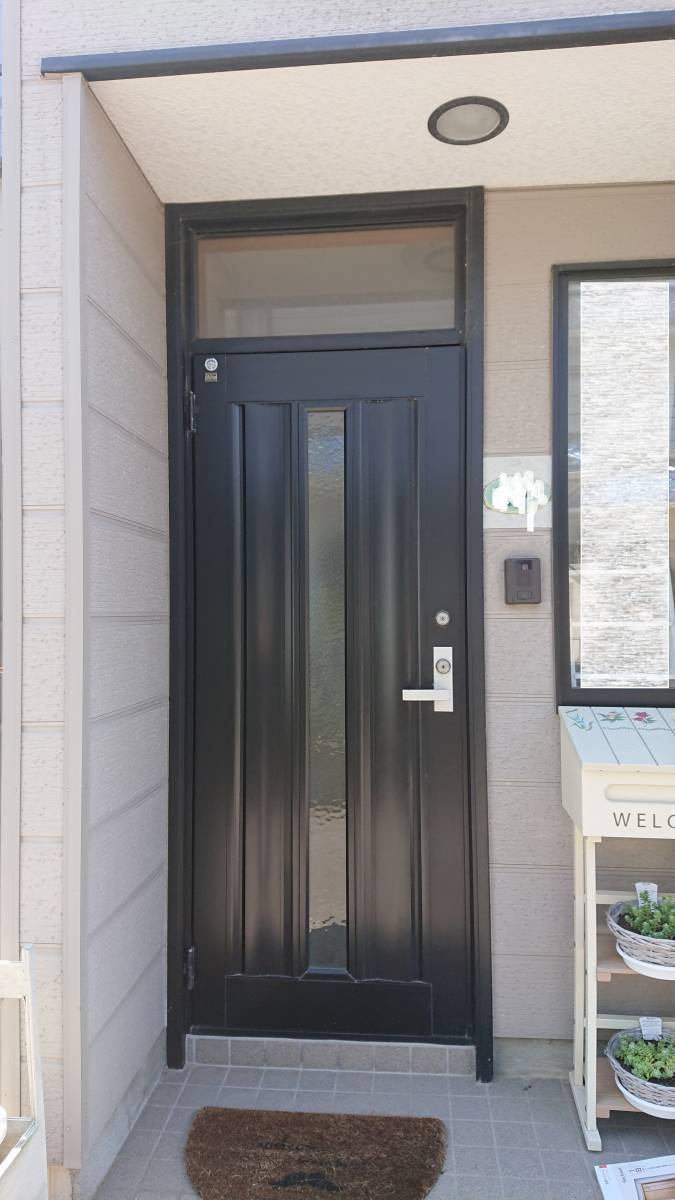 ヤマセイのアルミ製の玄関ドアを木目調の玄関ドアに交換/１DAYリフォーム/新潟市の施工前の写真1