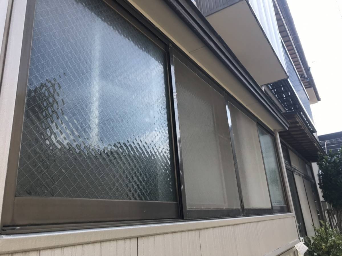 ヤマセイの夏の西日を遮断して室内温度の改善で快適な生活。窓リフォームリプラス工事/１DAYリフォーム/新潟市の施工前の写真2