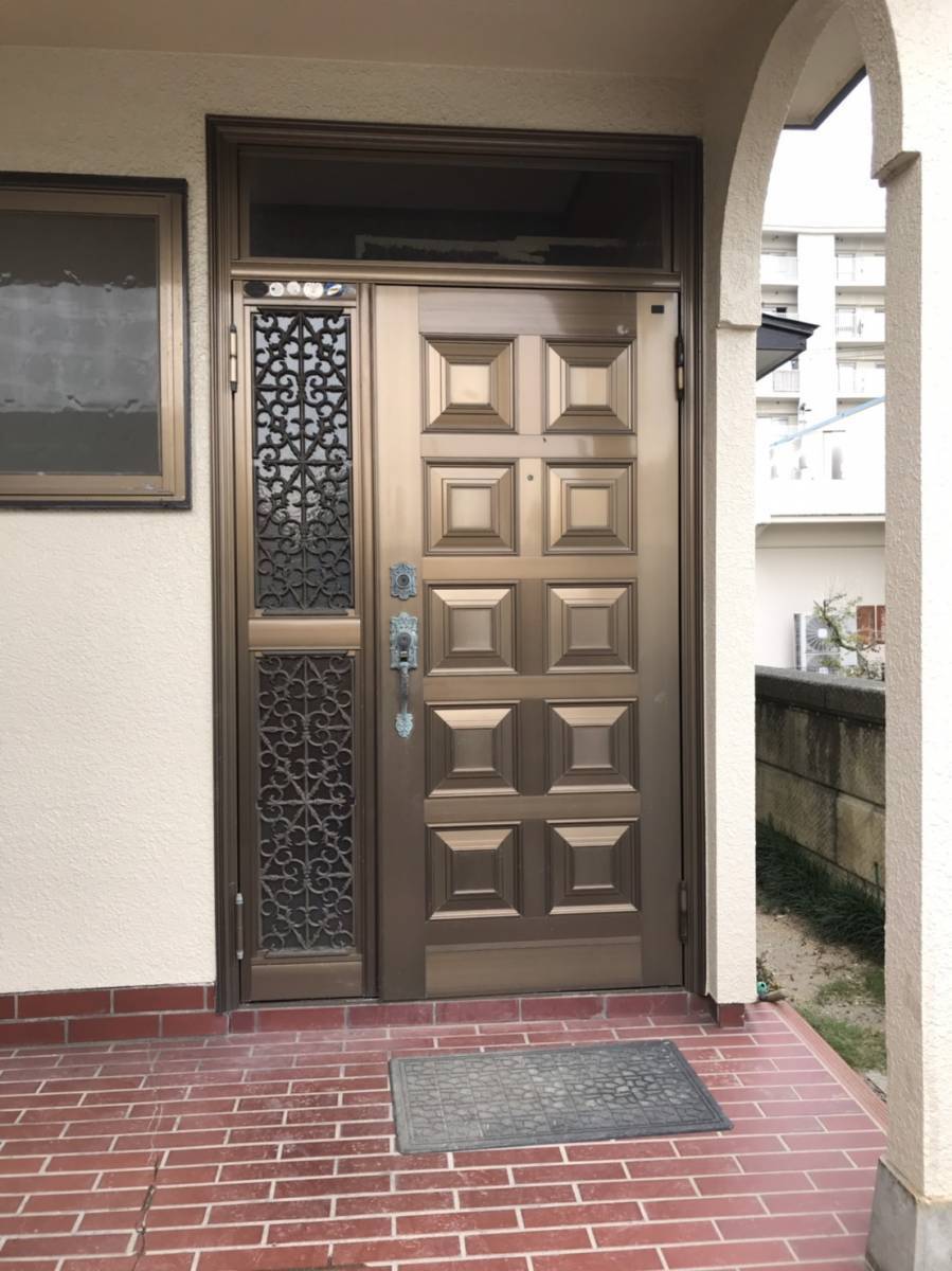 ヤマセイの玄関ドアの開閉に問題が発生。そんな時はリフォーム玄関ドアリシェントで解決　１DAYリフォーム／新潟市の施工前の写真1
