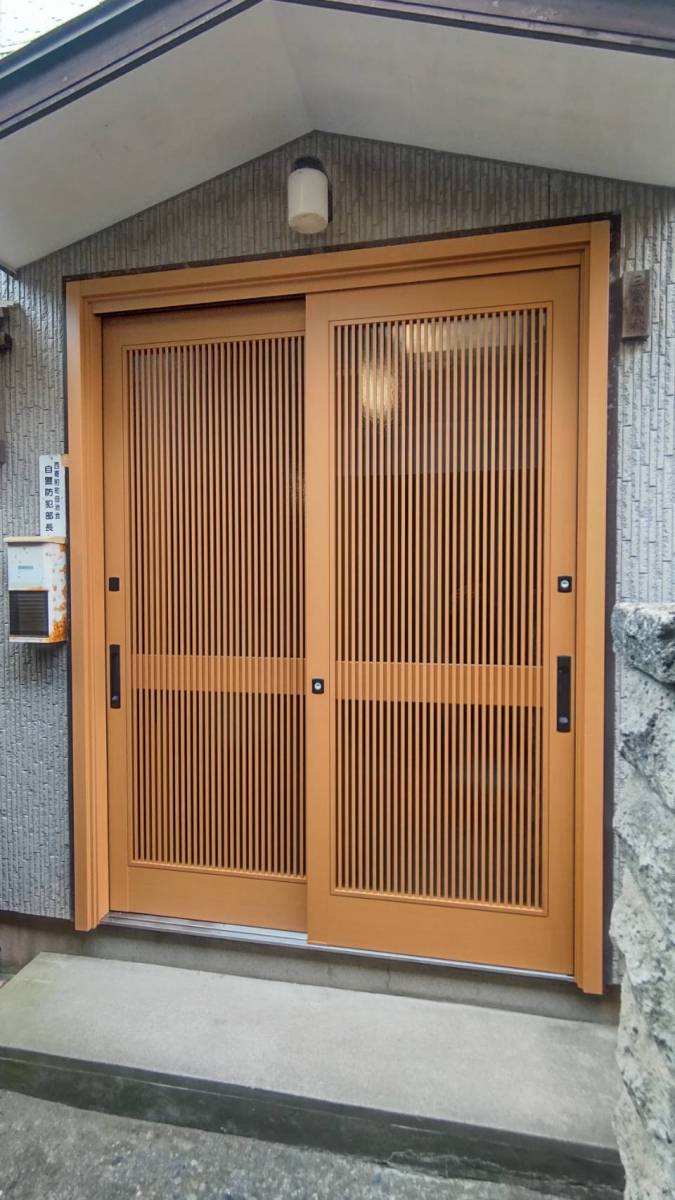 ヤマセイのとにかく玄関をきれいに　玄関引戸の交換工事/１DAYリフォーム/新潟市　の施工後の写真1