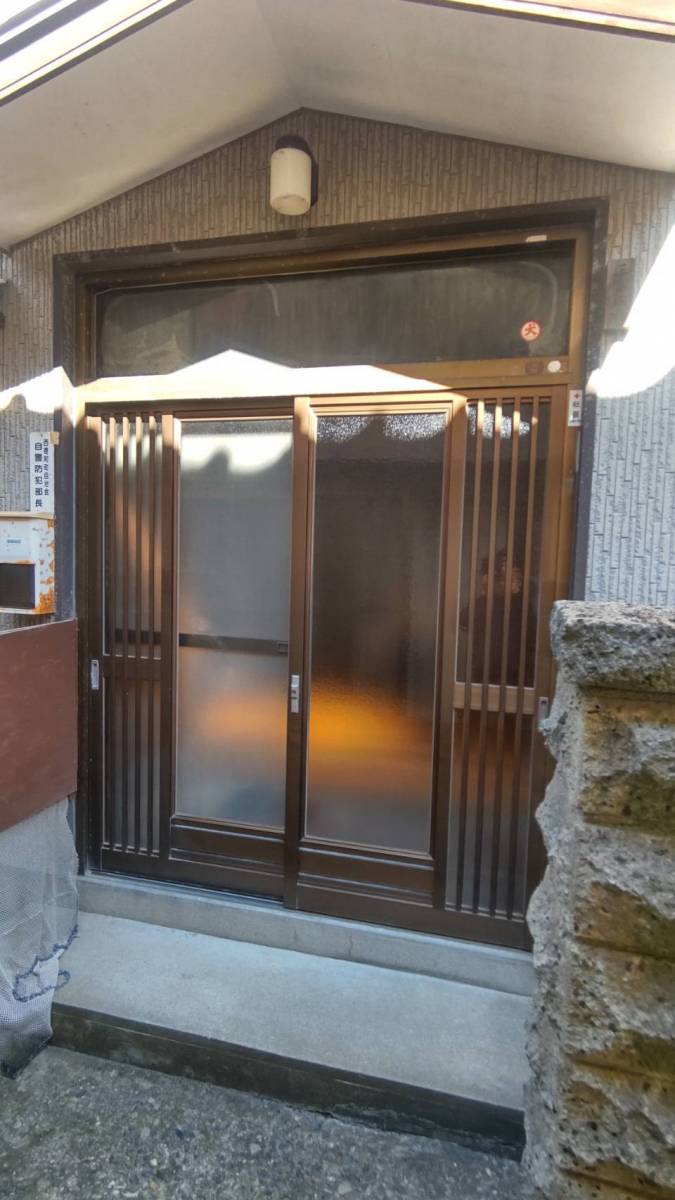ヤマセイのとにかく玄関をきれいに　玄関引戸の交換工事/１DAYリフォーム/新潟市　の施工前の写真1