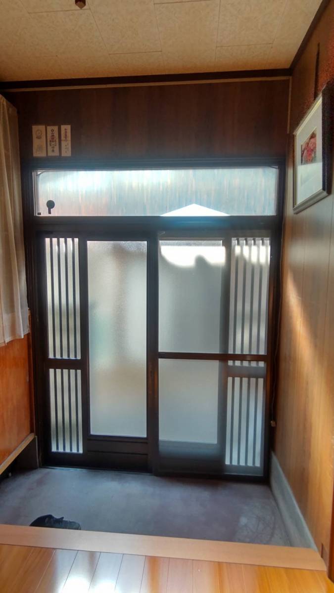 ヤマセイのとにかく玄関をきれいに　玄関引戸の交換工事/１DAYリフォーム/新潟市　の施工前の写真2