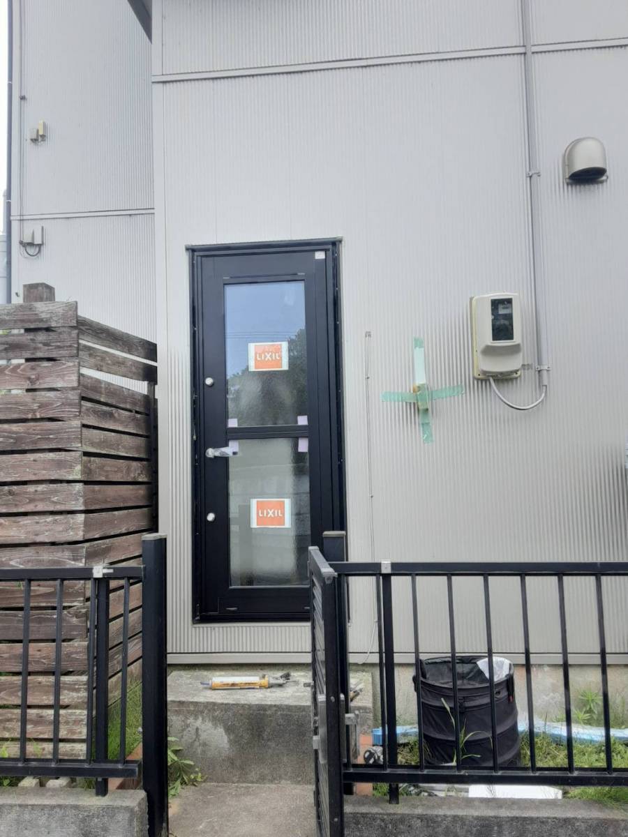 ヤマセイの勝手口ドアの修理から取替工事に　リシェント勝手口ドア/１DAYリフォーム/新潟市の施工後の写真1