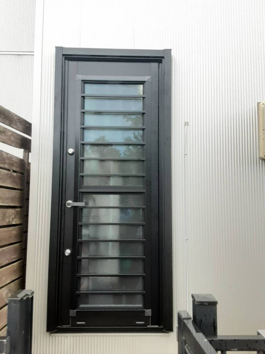 ヤマセイの勝手口ドアの修理から取替工事に　リシェント勝手口ドア/１DAYリフォーム/新潟市の施工後の写真2