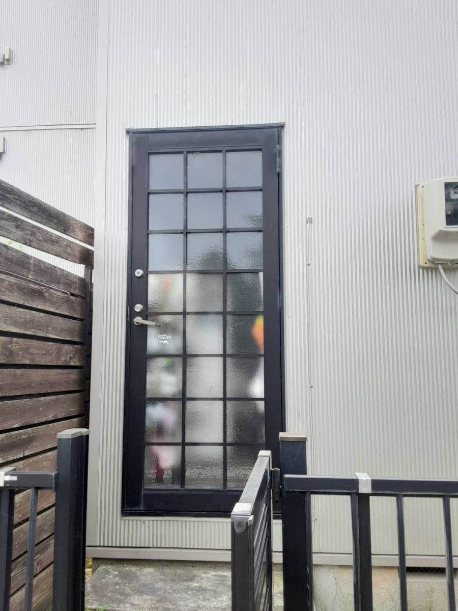 ヤマセイの勝手口ドアの修理から取替工事に　リシェント勝手口ドア/１DAYリフォーム/新潟市の施工前の写真1