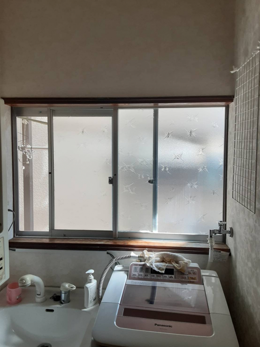 ヤマセイの寒いお風呂を暖かくする窓リフォーム インプラス/1DAYリフォーム/新潟市の施工前の写真2