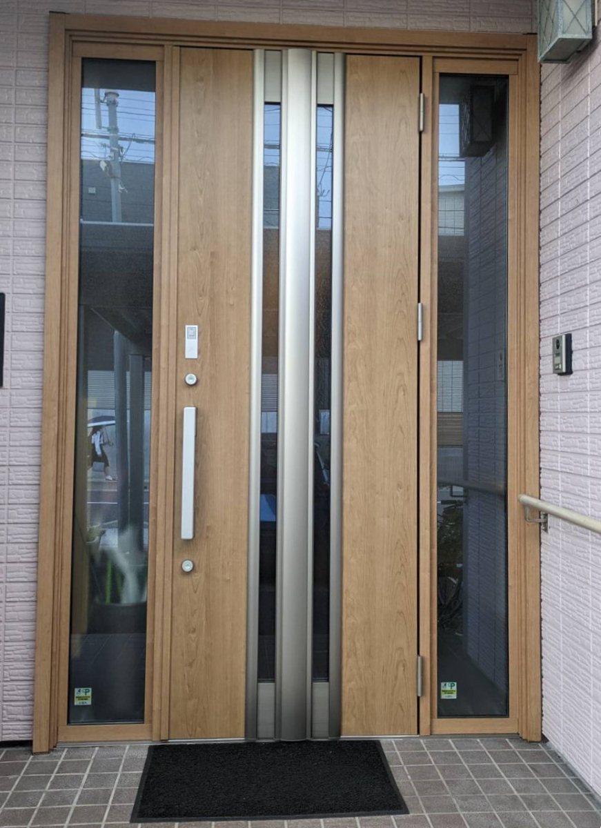 ヤマセイの防犯性と電気錠を重視した玄関リフォーム　リシェント/１DAYリフォーム/新潟市の施工後の写真1