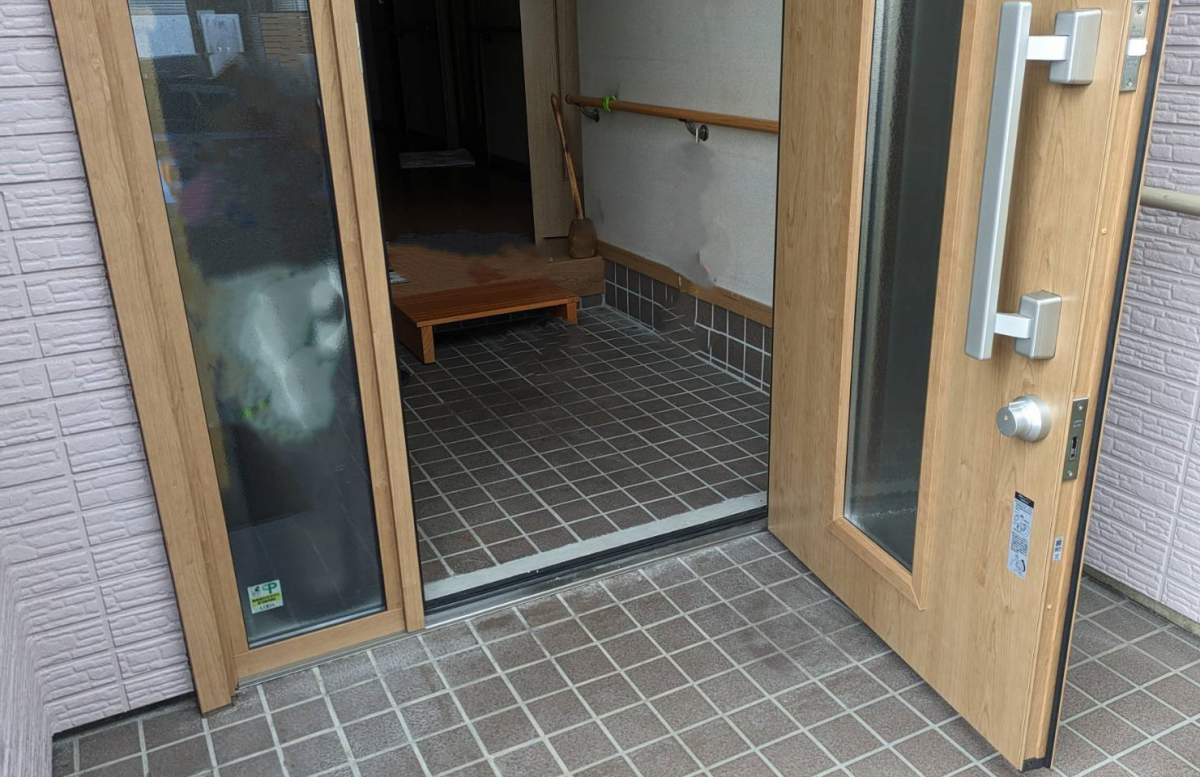 ヤマセイの防犯性と電気錠を重視した玄関リフォーム　リシェント/１DAYリフォーム/新潟市の施工後の写真2