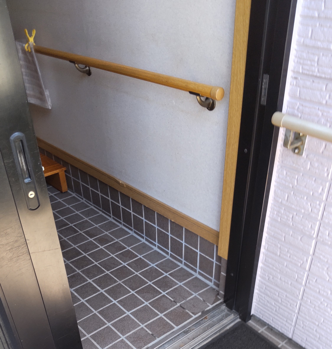 ヤマセイの防犯性と電気錠を重視した玄関リフォーム　リシェント/１DAYリフォーム/新潟市の施工前の写真2