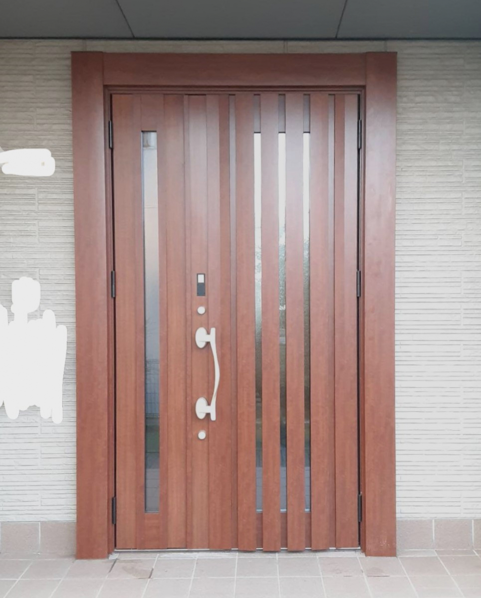 ヤマセイの木製玄関ドアの入れ替え工事　リシェント/１DAYリフォーム/新潟市の施工後の写真1